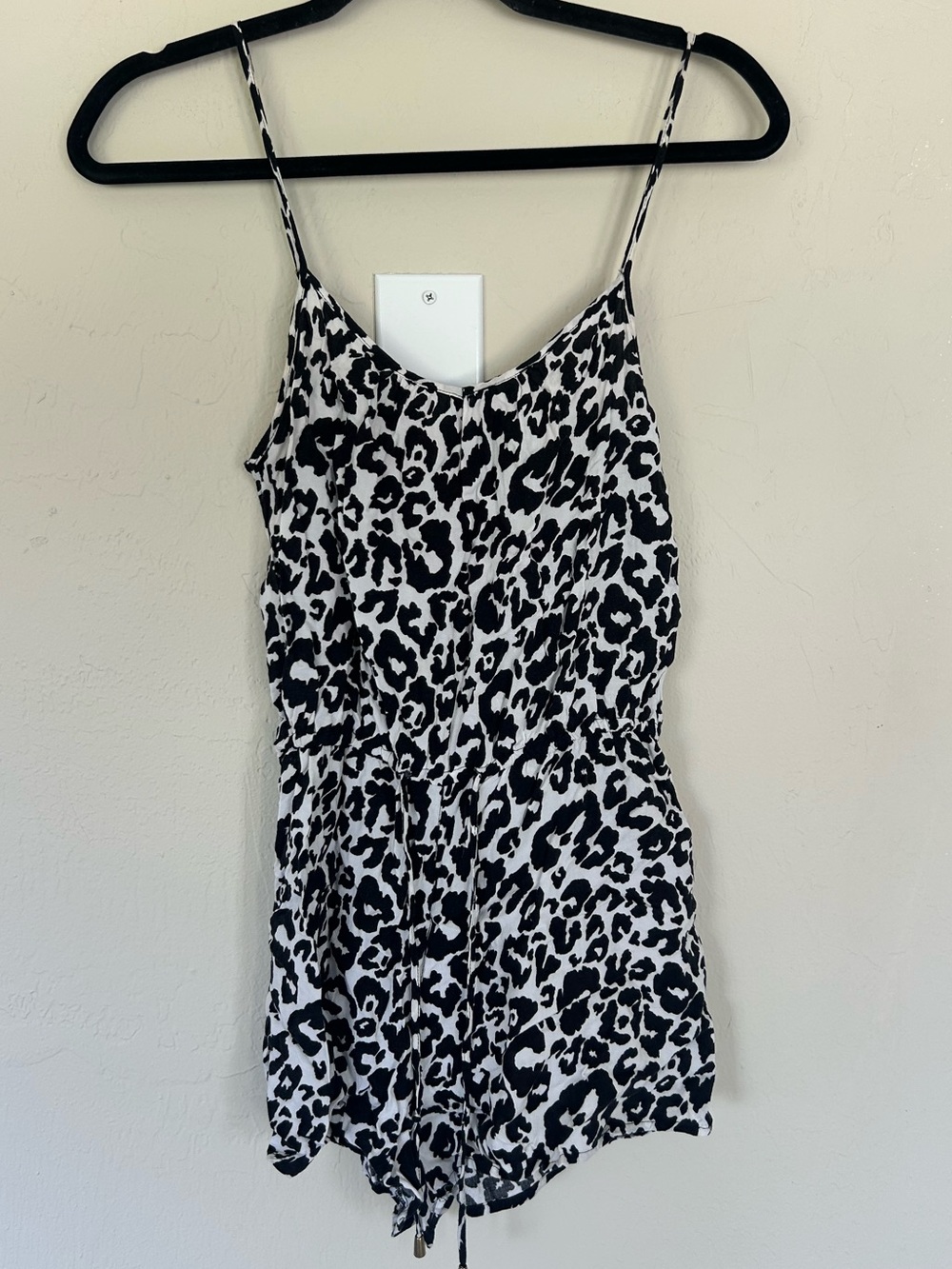 Women’s Animal Print Romper Size 6 (1665)